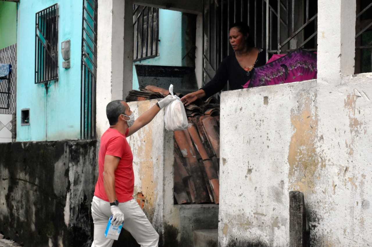 Camacã: Prefeitura distribui pão, leite e máscaras para famílias em São João do Panelinha